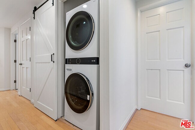 Building Photo - 2025 S Beverly Glen Blvd