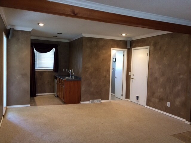 Building Photo - LOCATION, LOCATION, 3 BEDROOM HOUSE FOR LE...