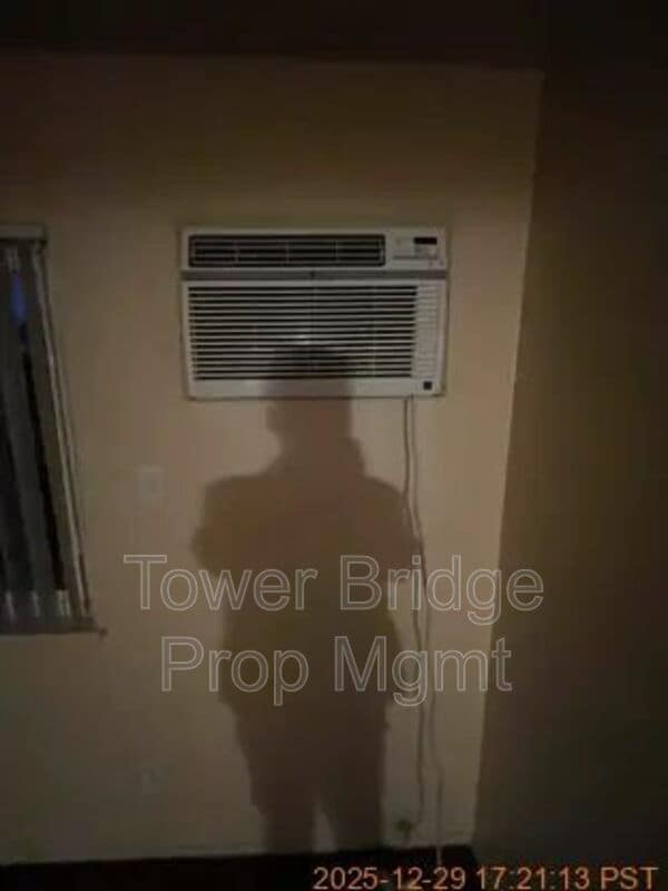 Building Photo - 4549 Ashcroft Ave