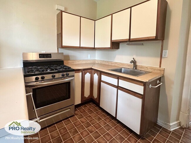 Building Photo - Charming 2 Bedroom Apartment in Northeast ...