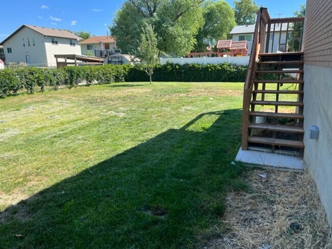 Building Photo - Beautifully updated home with fenced backyard