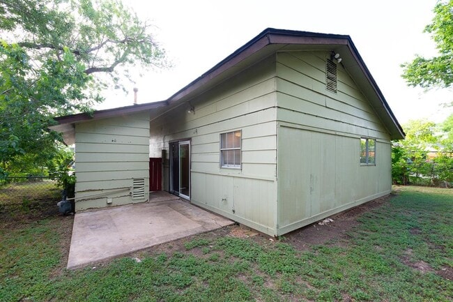 Building Photo - 5900 Glen Meadow Dr