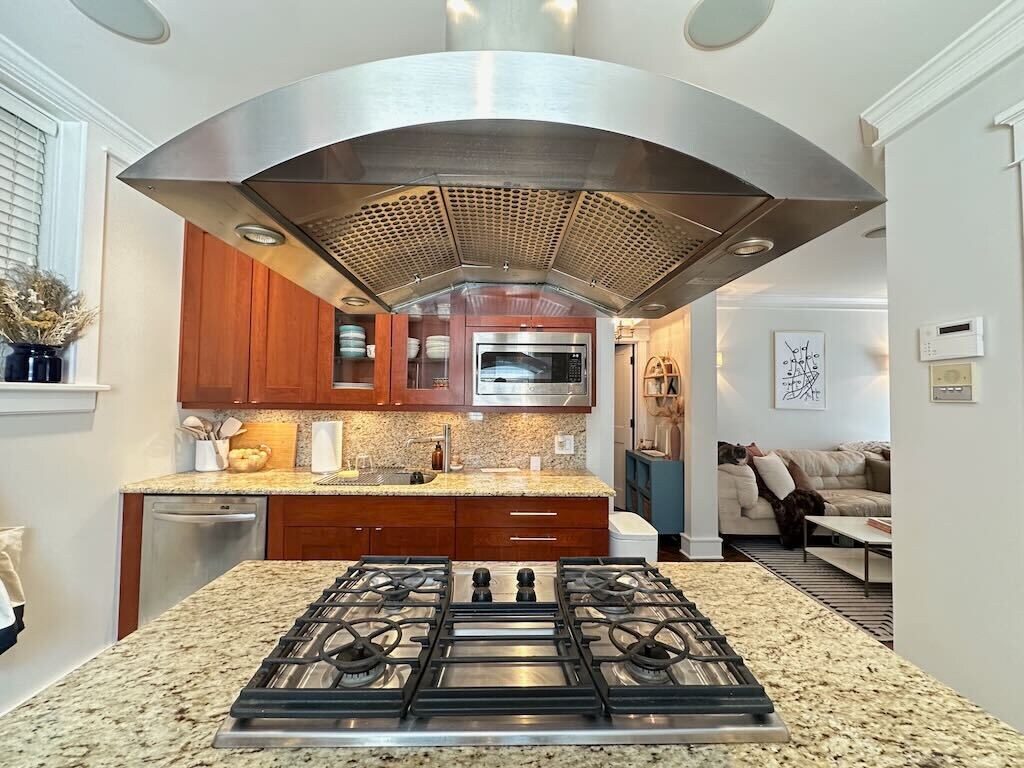 Building Photo - 1410 W Cornelia Ave