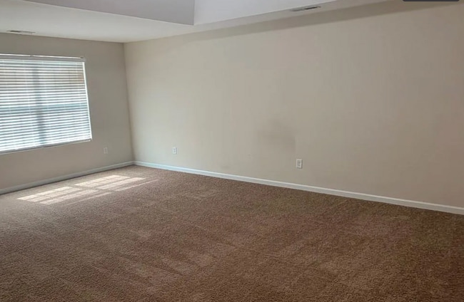 Building Photo - Spacious 5 Bedroom, 3 bath home in Greensb...