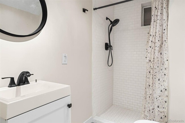 Building Photo - "Charming 3-Bedroom Home with 2 Full Baths in Prime Lakewood Location!"