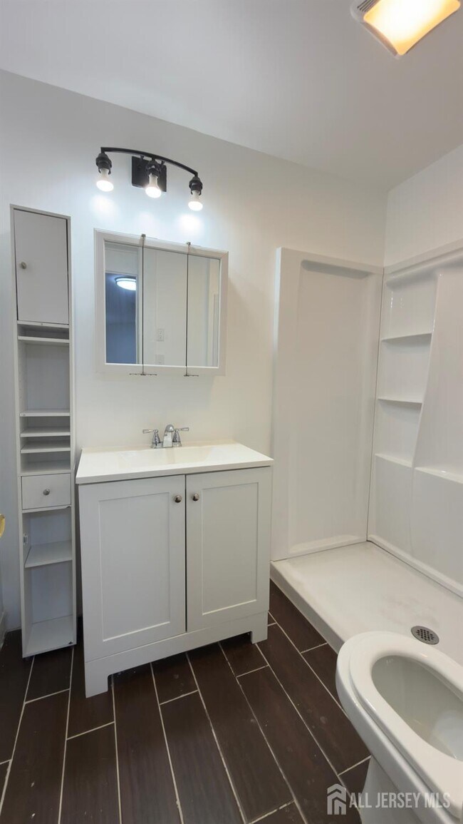 Building Photo - 55 Suydam St