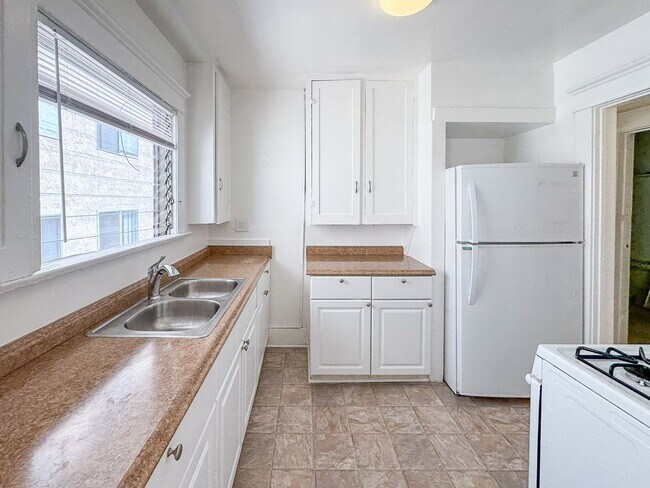 Building Photo - 338-340 1/2 S. Catalina St.-338 1/2