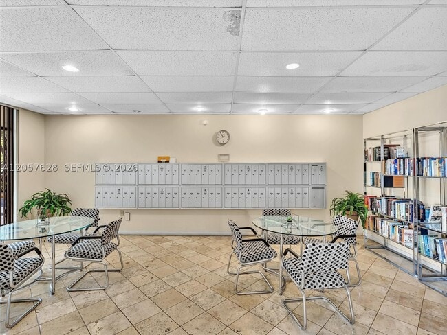 Building Photo - 10000 W Bay Harbor Dr
