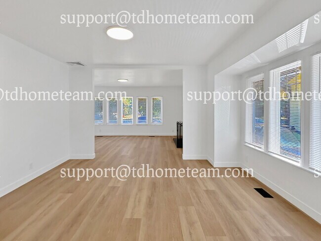 Building Photo - "Charming 3-Bed Home with 2 Baths in the Heart of Kent – 1,310 Sq Ft of Comfort!"