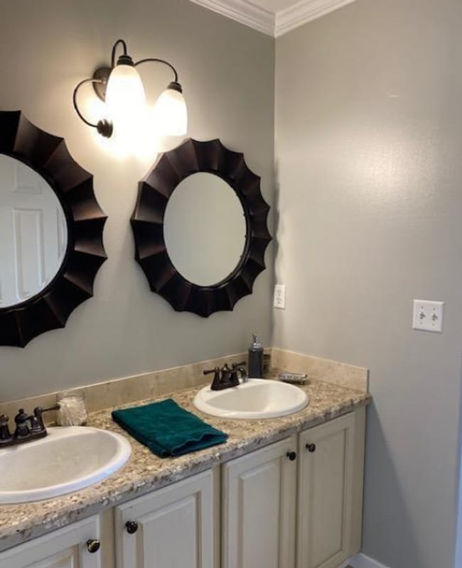 Building Photo - 4 Bed 2.5 Bath Plus Shop