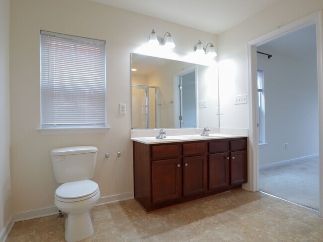 Building Photo - City Living with Parking: 4-Bedroom Townho...