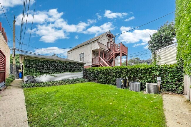 Building Photo - 1437 W Oakdale Ave