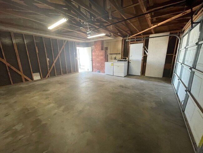 Building Photo - Apple Valley-Cute Starter Home- 2 Bedrooms, 2 Bathrooms, All Appliances Included, Fully Fenced