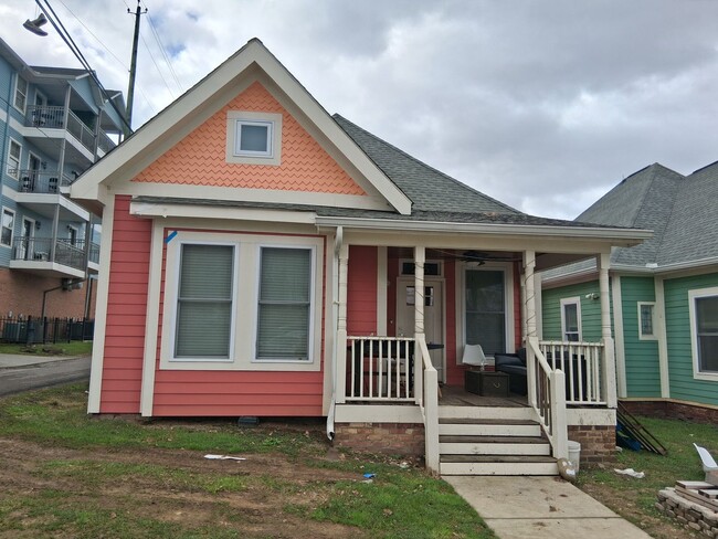 Building Photo - $1710 per Bedroom | 5BR/3BA in Fort Sander...