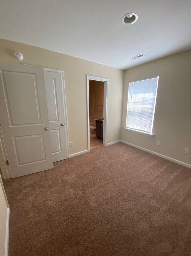 Building Photo - Spacious Townhouse duplex in Northeast Col...