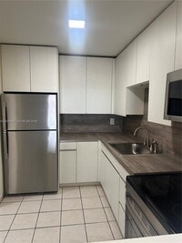 Building Photo - 1075 W 68th St
