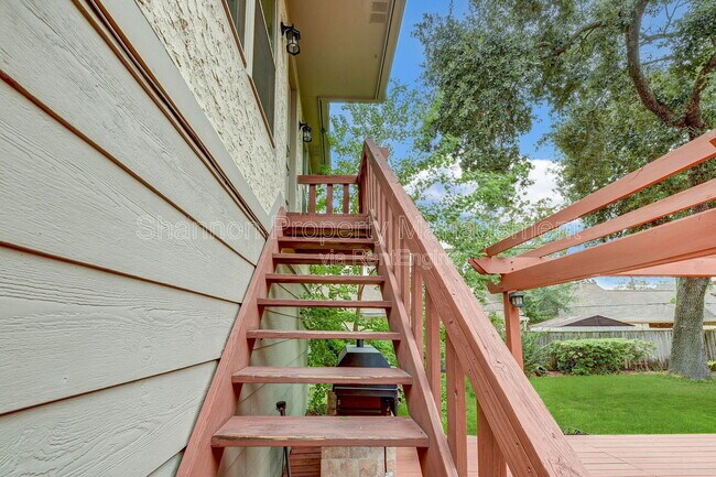 Building Photo - 15606 Dawnbrook Dr