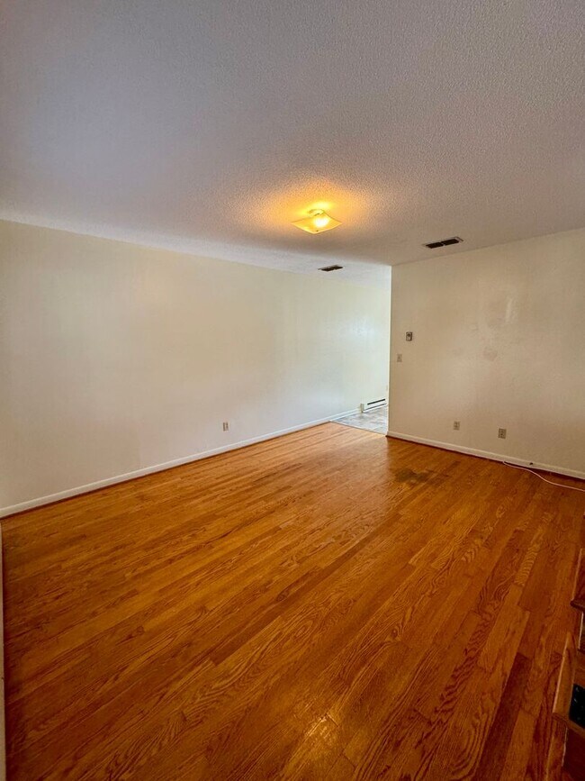 Building Photo - Townhouse for Rent