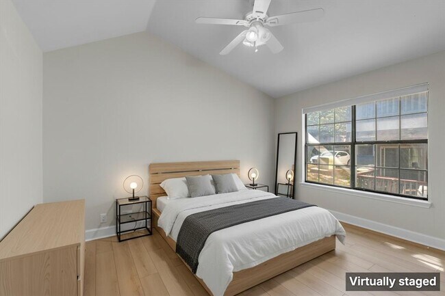 Building Photo - 2215 Post Rd