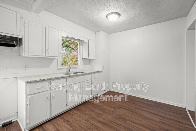 Building Photo - 2113 Rambow Ave SW