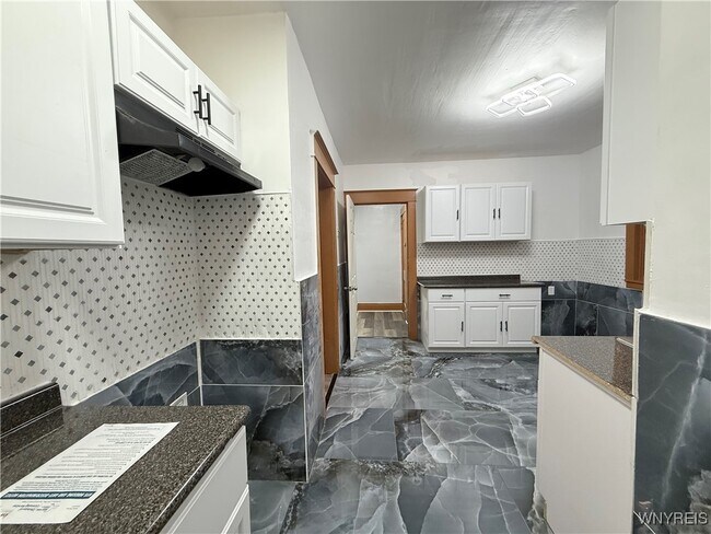 Building Photo - 111 Dempster St