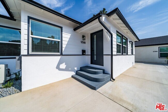 Building Photo - 1258 Mariposa St