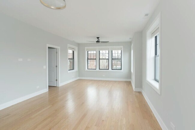 Building Photo - 2032 W Montrose Ave