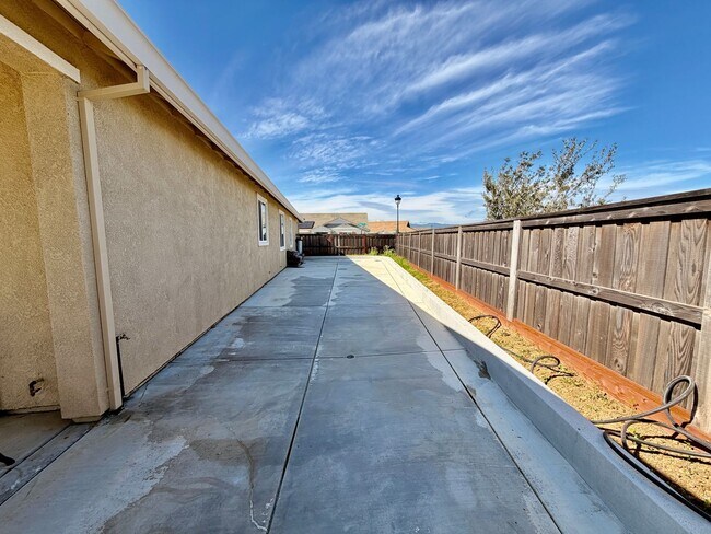 Building Photo - Vacaville 4 Bed | 3 Bath | Single-Story | 2,490 SF | Built in 2021