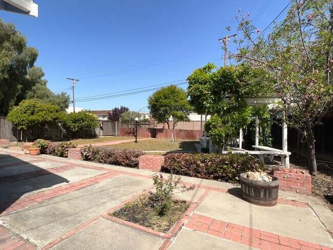 Building Photo - Bright Blossom Valley 3 Bedroom 2 Bath Single Family Home!