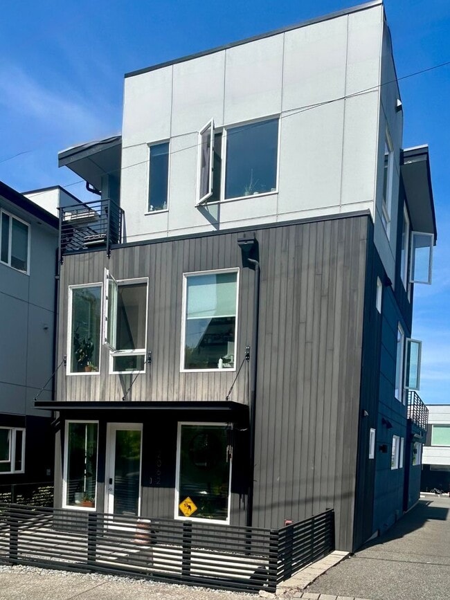 Building Photo - West Seattle/Pigeon Point Townhome