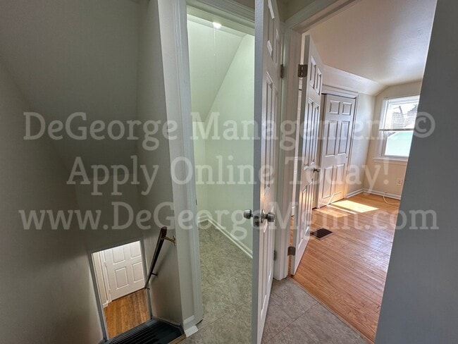 Building Photo - Gorgeous Spacious 4 Bedroom 1.5 Bath Singl...