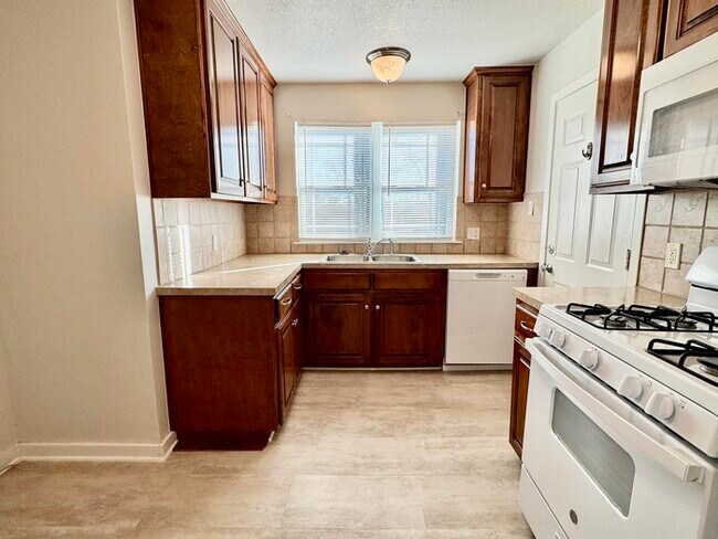 Building Photo - PROMO: Get HALF month’s rent free when you sign the lease TODAY! / 3 Bed, 1 Bath Home with Fenced...
