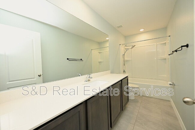 Building Photo - 1563 Swan Lake Cir
