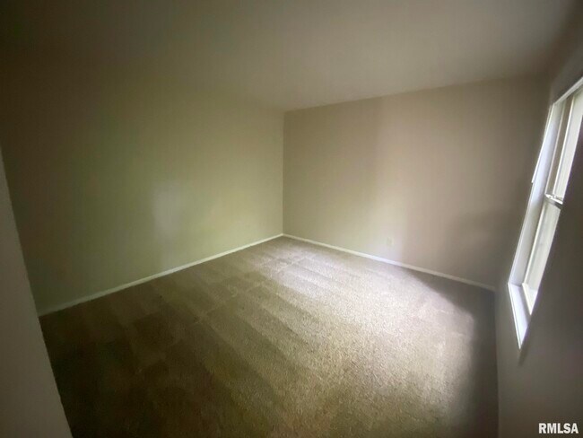 Building Photo - 5905 W Ridgecrest Dr