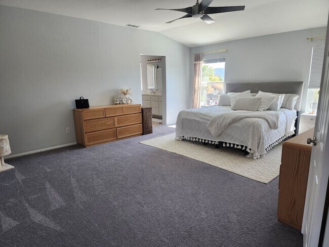 Building Photo - Gorgeous Home with 5 Bedrooms, 3 Baths, So...