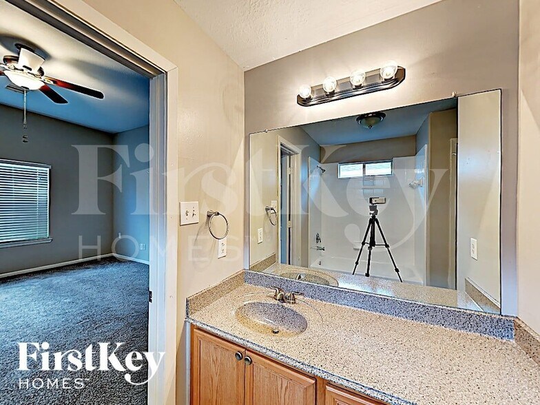 Building Photo - 19707 Cozy Cabbin Dr