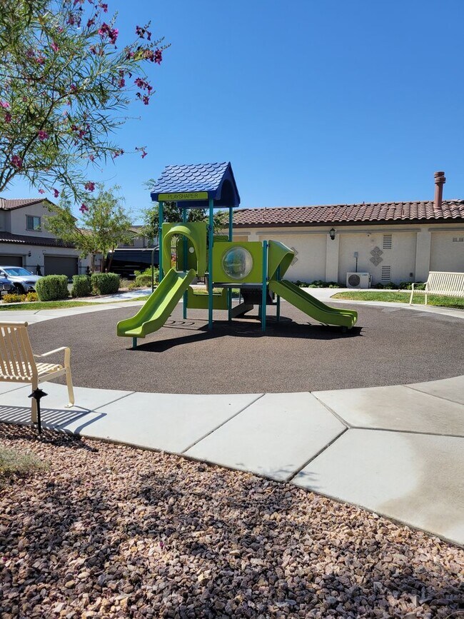 Building Photo - Giant Causeway / Showing 5/1/26