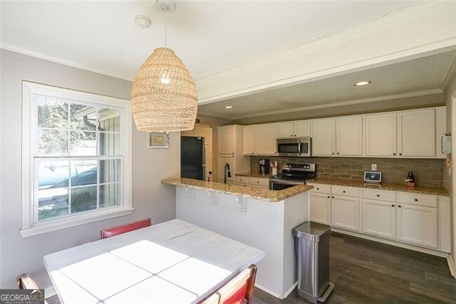 Building Photo - 701 Willow Ridge Dr NE