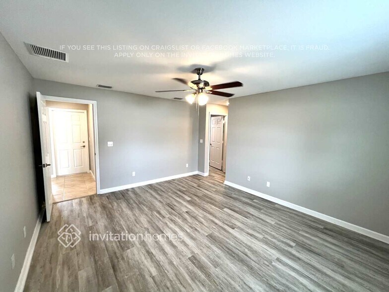 Building Photo - 1021 SE Airoso Blvd