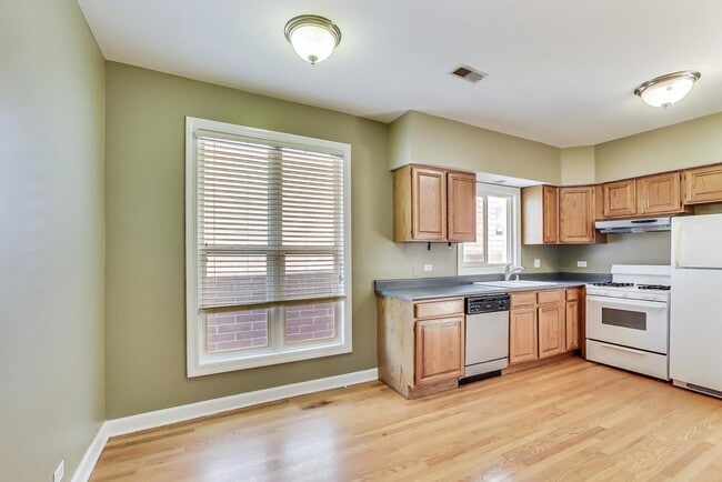 Building Photo - 2330 N Greenview Ave
