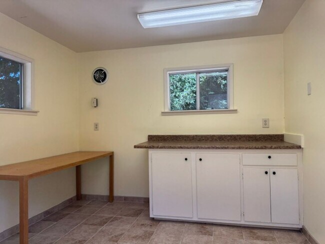 Building Photo - Fabulous single level Lafayette home nestled at the end of a tree-lined drive.