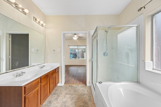 Building Photo - 10003 Lynette Falls Dr