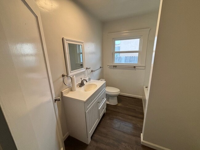 Building Photo - 520 E Cypress St