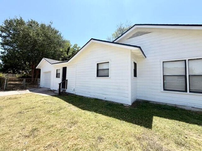 Building Photo - 3500 Leland Ave