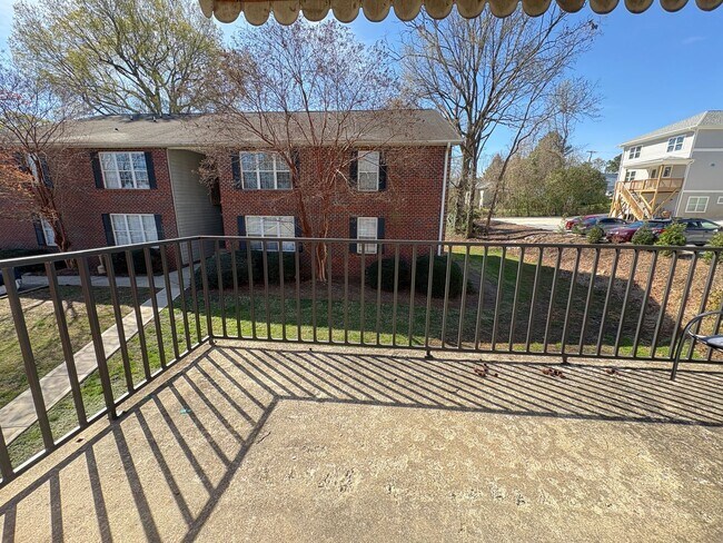 Building Photo - 2 Bedroom, 1 Bathroom Apartment in Greensboro!