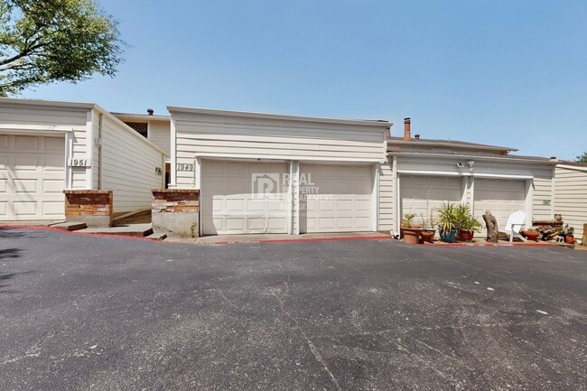 Building Photo - 1949 Shorewood Dr