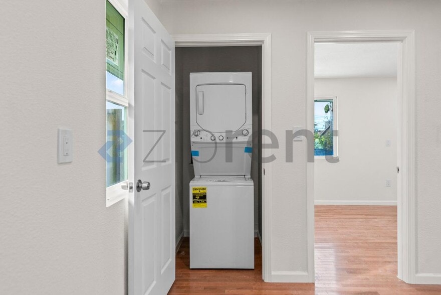 Building Photo - 4564 Angeles Ave