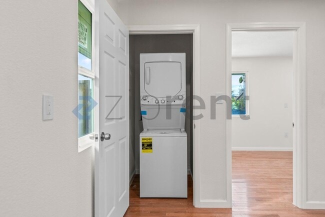 Building Photo - 4564 Angeles Ave