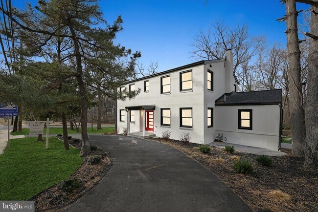 Building Photo - 9200 Cedar Ln