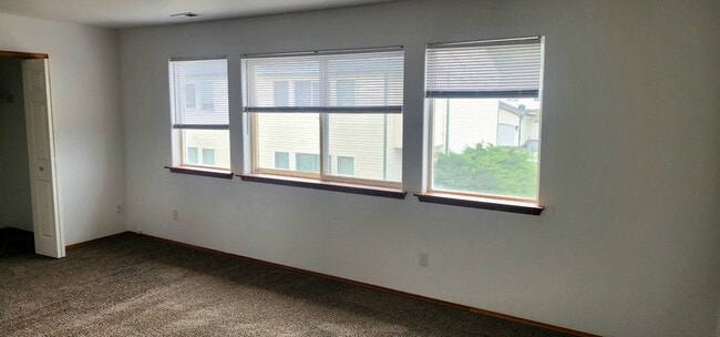 Building Photo - 1330 S Skyline Dr
